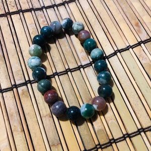 Small agate stretch bracelet.